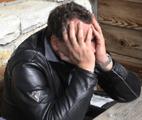 Uwe h�lt sich H�nde vor Kopf